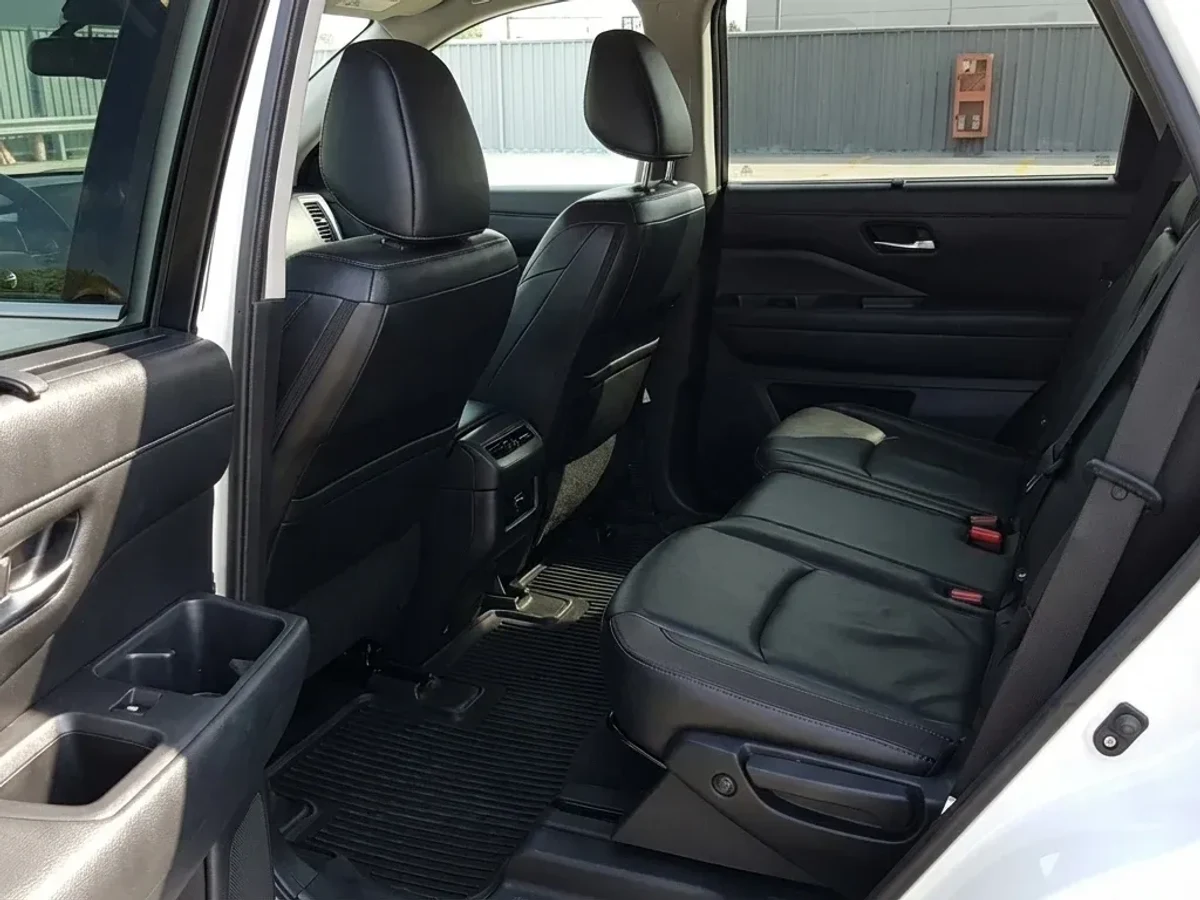 NISSAN Pathfinder 6