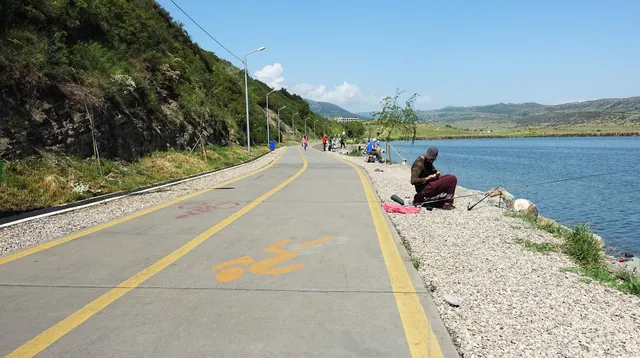 Path around Lisi Lake